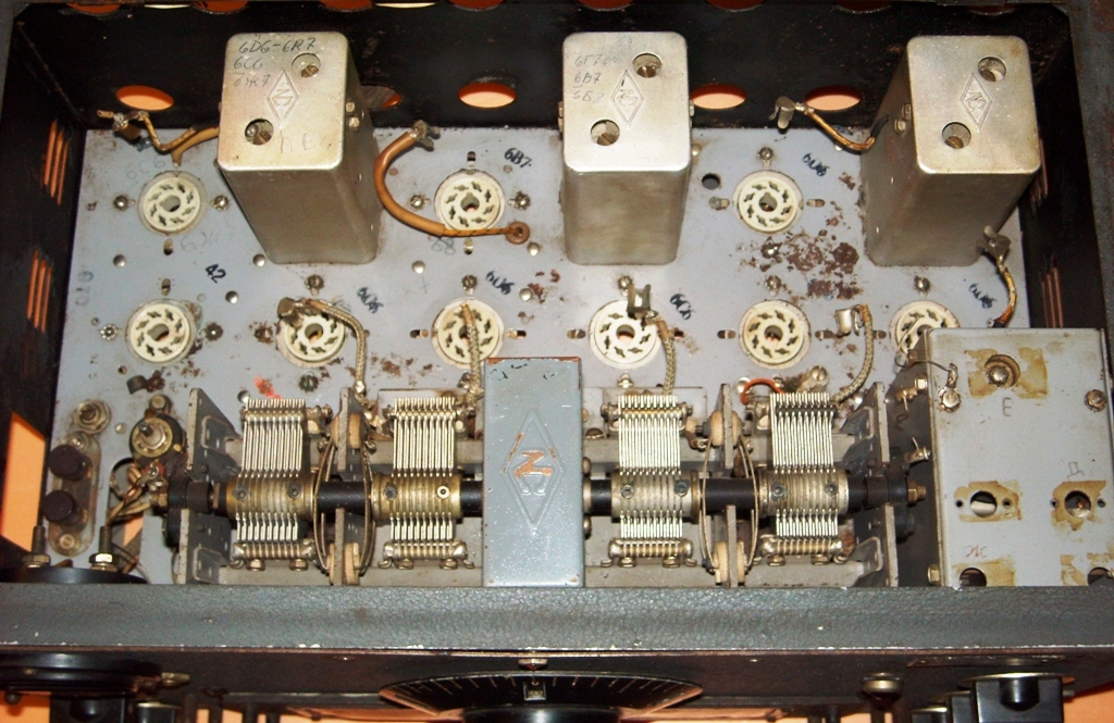 HRO-M National Company radio receiver for ground-based aviation radio centers, receiving AM, CW, SSB signals.